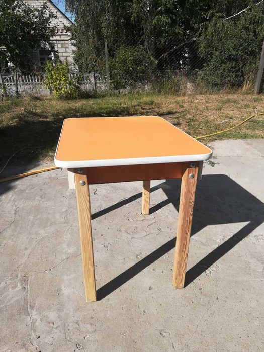 Деревянный стол и стулья