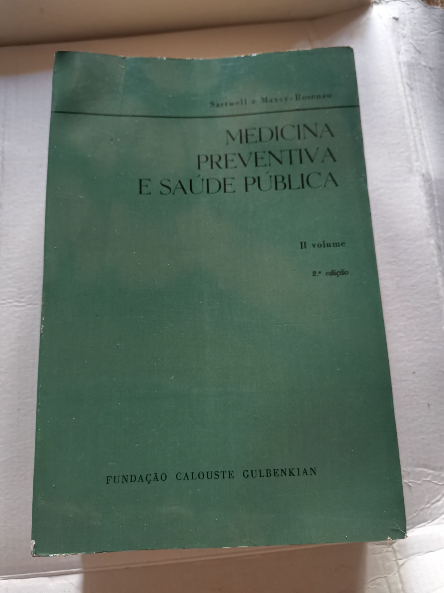 Vários livros de estudo universitários da Calouste Gulbenkian