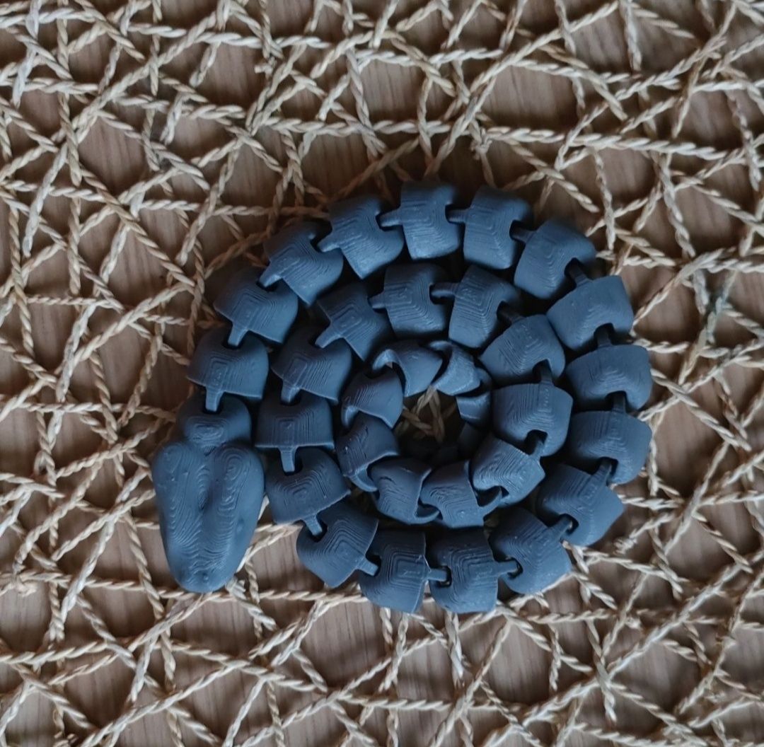 Szary wąż z drukarki 3D