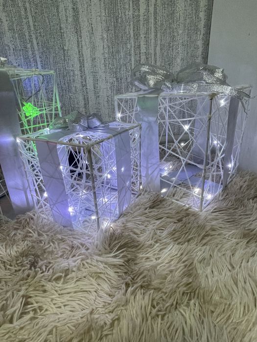 Декор подарунки під ялинку яскраві коробки новорічний декор