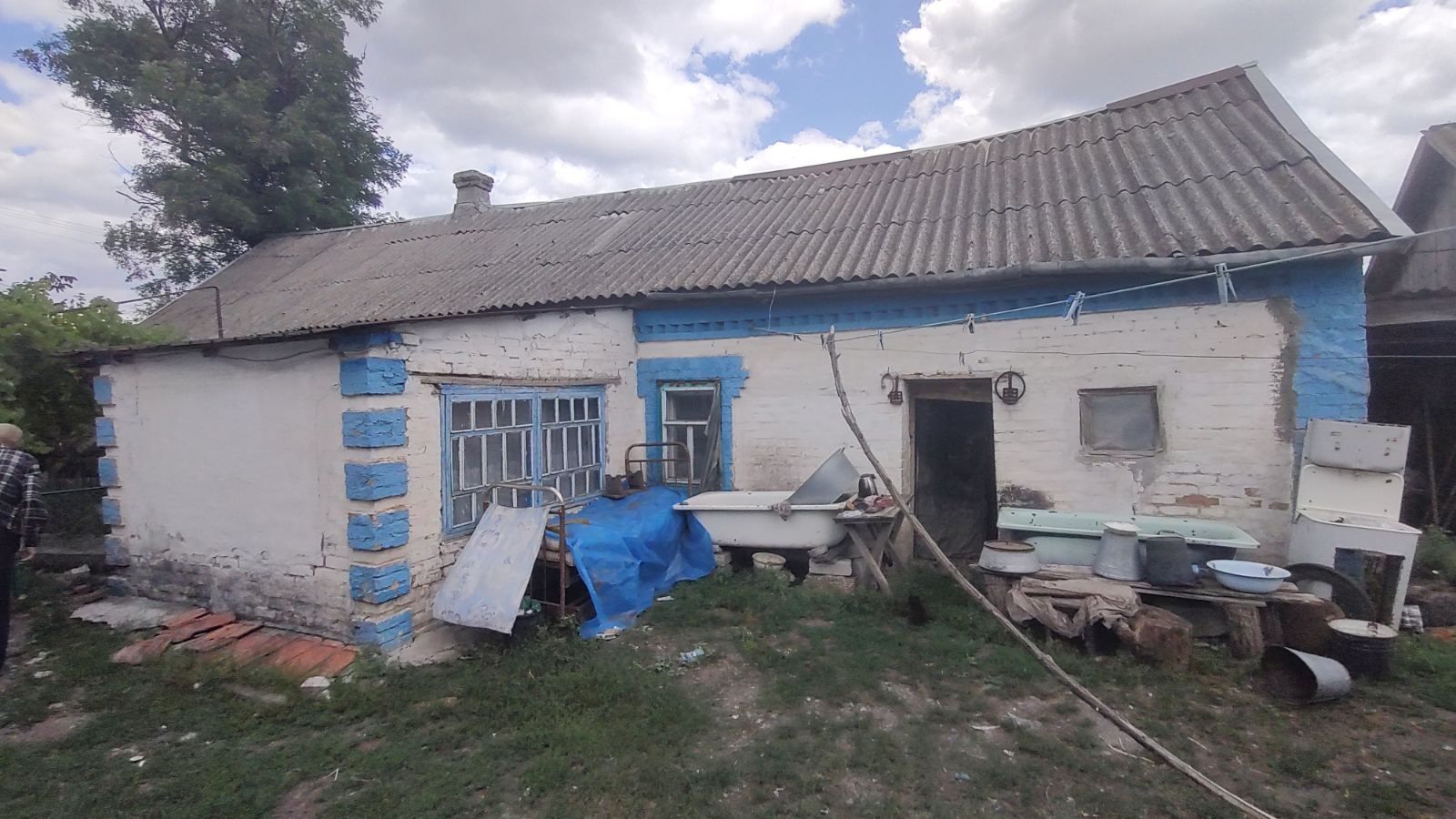 Продається хата та хоз. будівлі.