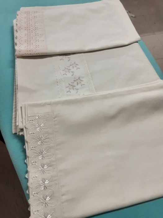 Lençóis brancos em algodão  cama de casal antiga