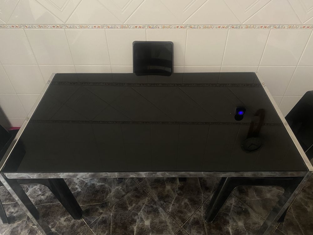 Mesa de cozinha, vidro preto brilhante, temperado + 4 cadeiras pretas