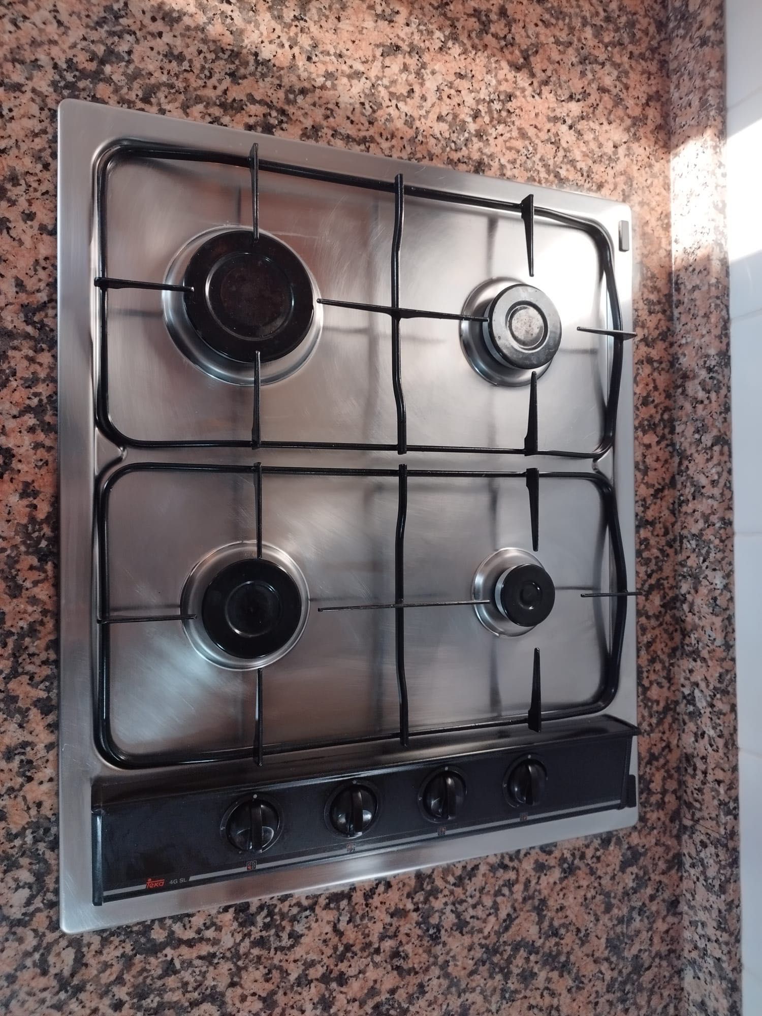 Pedra de bancada de cozinha fogão a gás e lava loiça