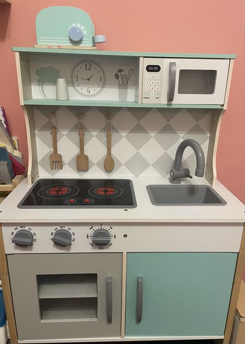 Drewniana kuchnia zabawkowa