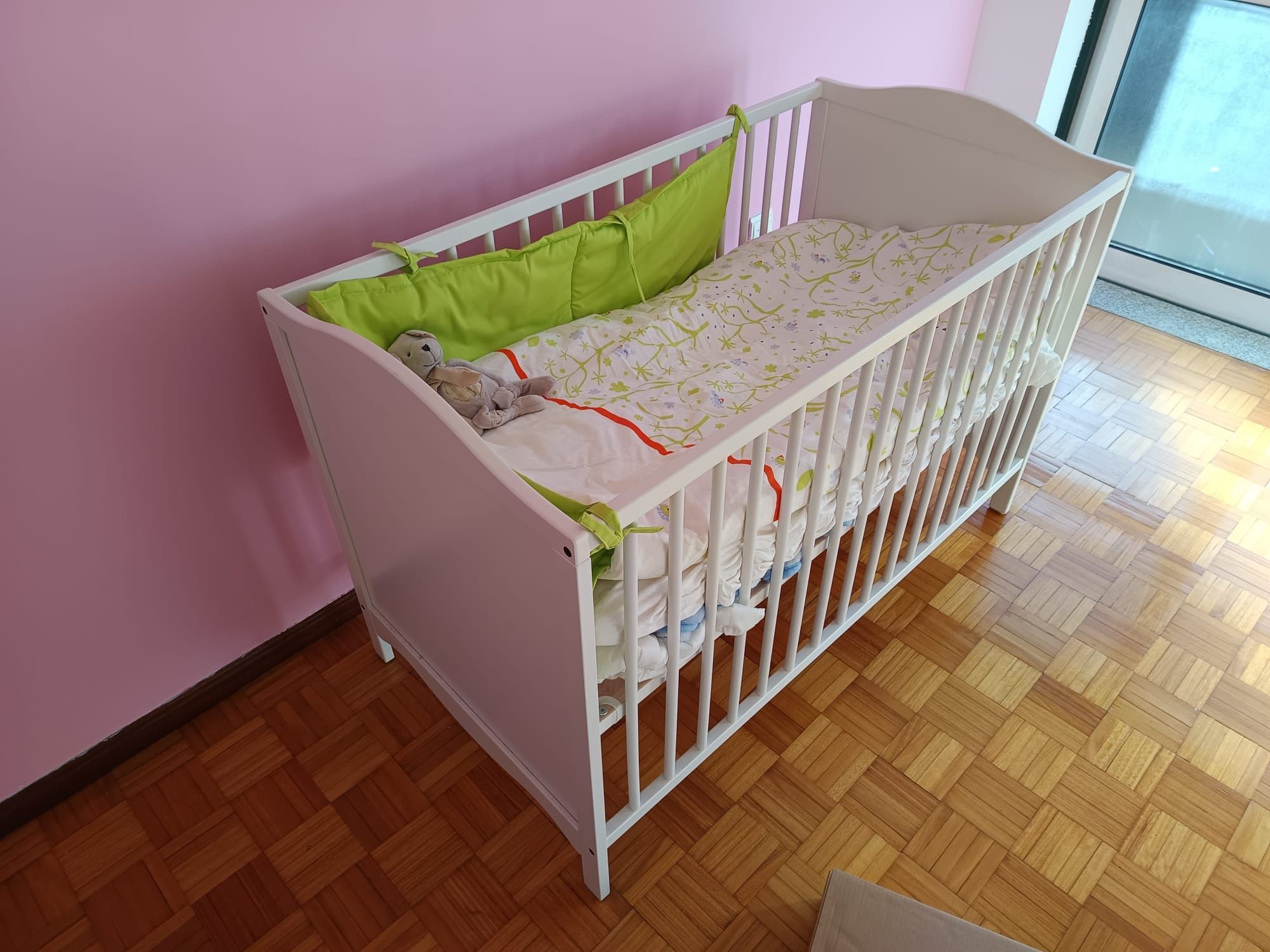 Cama de bebê branca