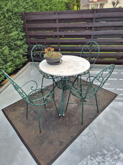 Mesa e cadeiras de jardim