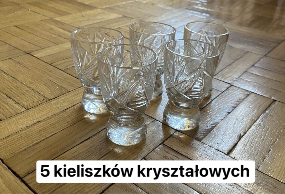 Pięć kryształowych kieliszków