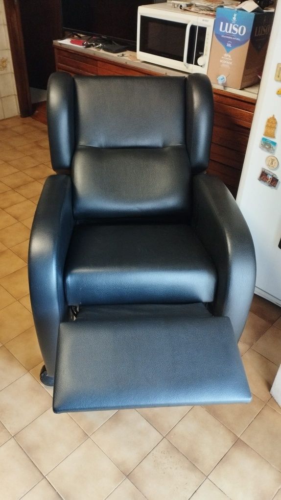Cadeirão reclinável preto