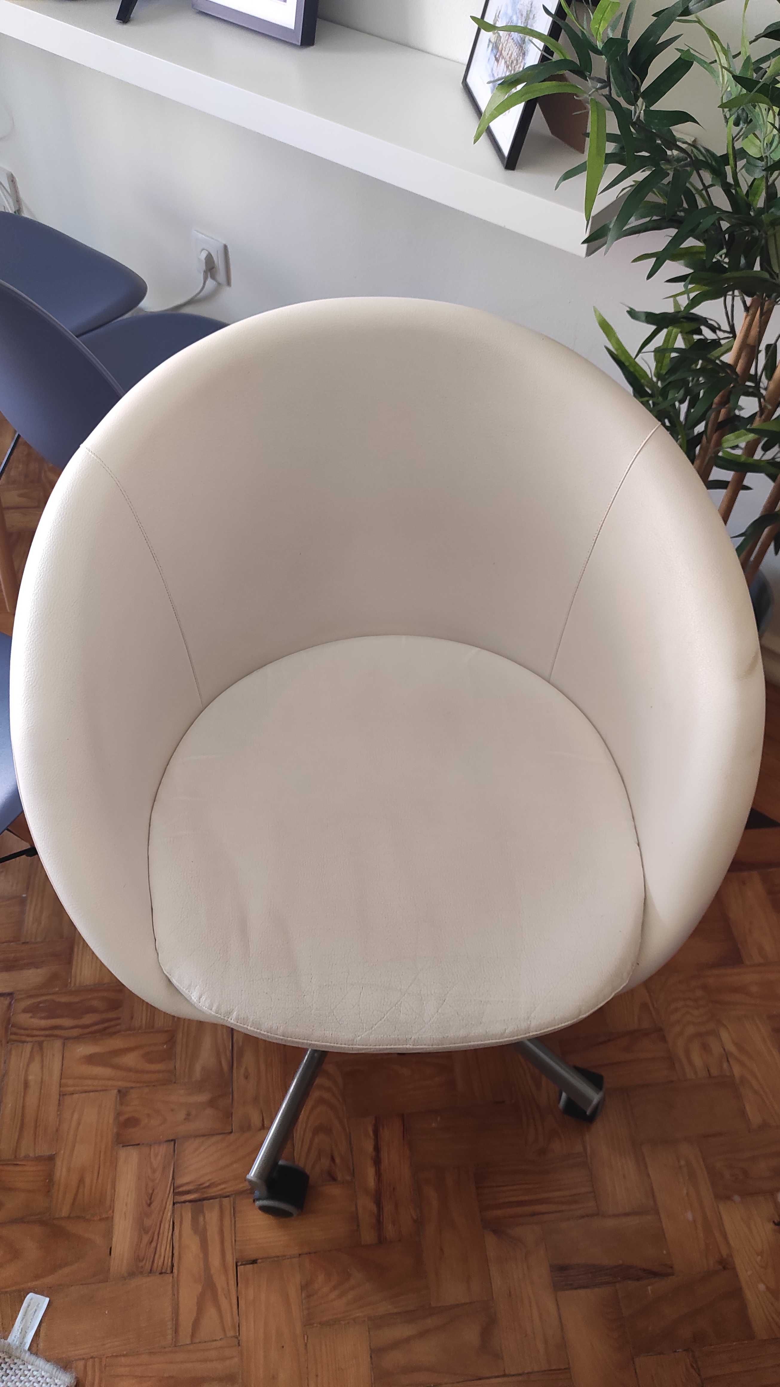 Cadeira branca para secretária- SKRUVSTA (Ikea)