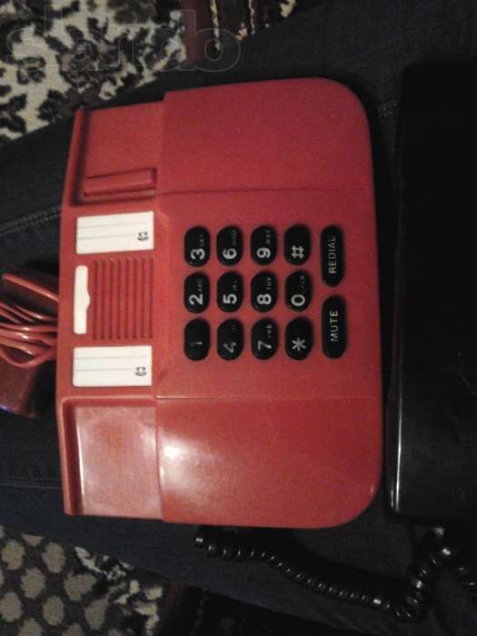 Красный телефон кнопочный.