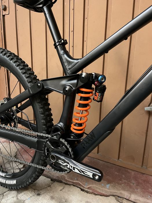 Bicicleta Downhill Raaw Yalla V1 2025