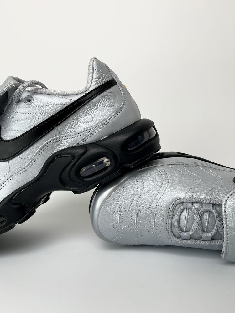 Оригинал Nike Air Max Plus Tiempo Wolf Gray Black (HM6850 001) найк тн