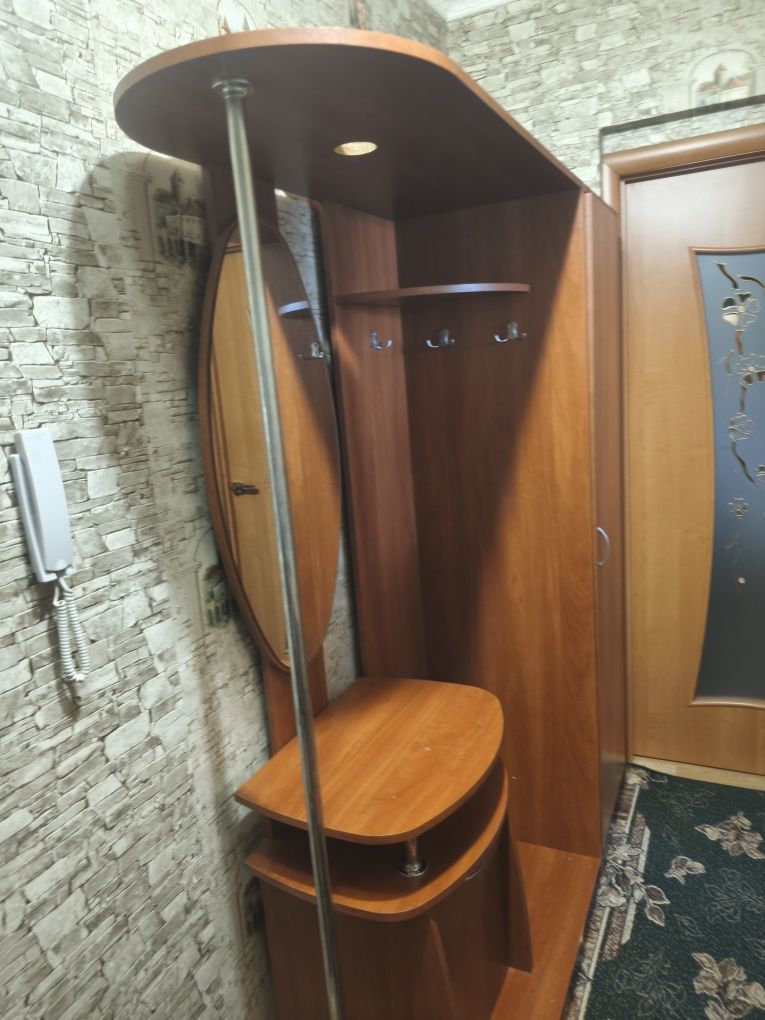 Продається прихожа в коридор