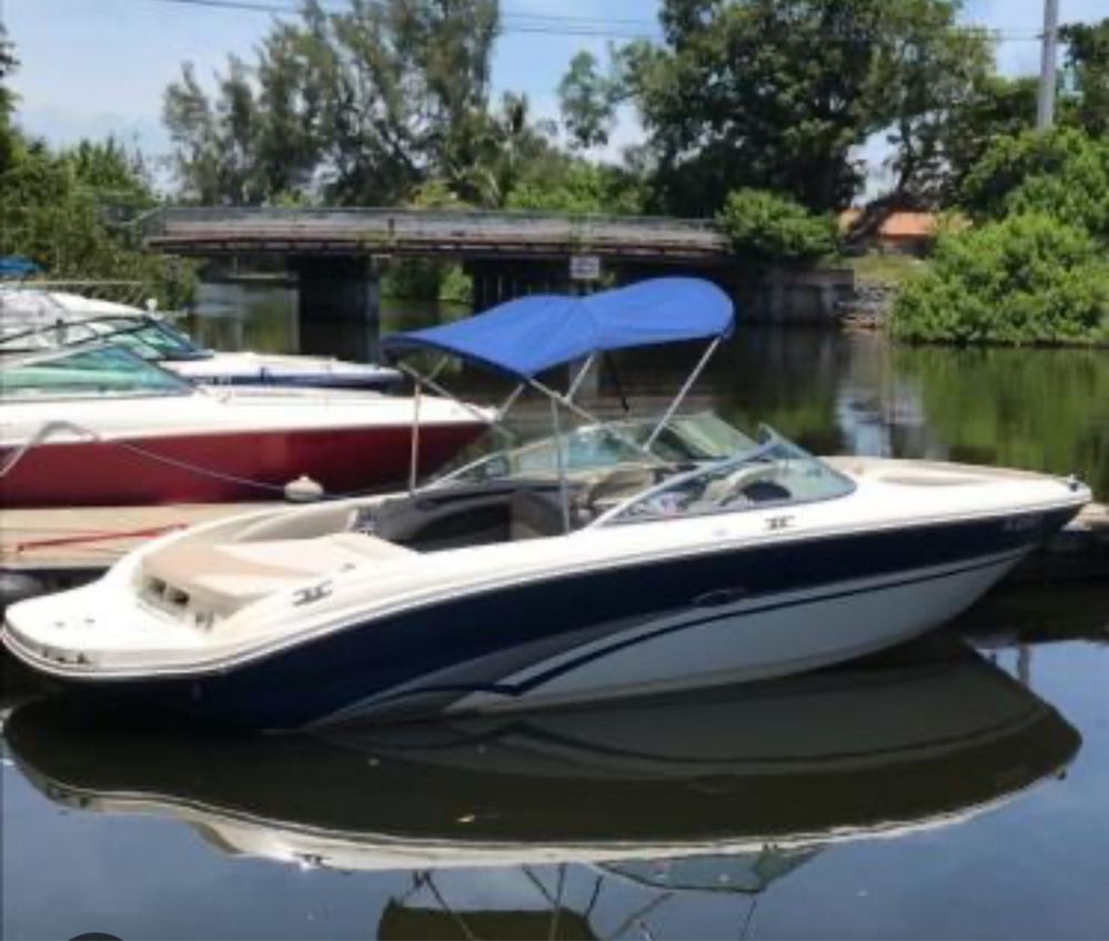 Sea Ray 220 BR motor in-board