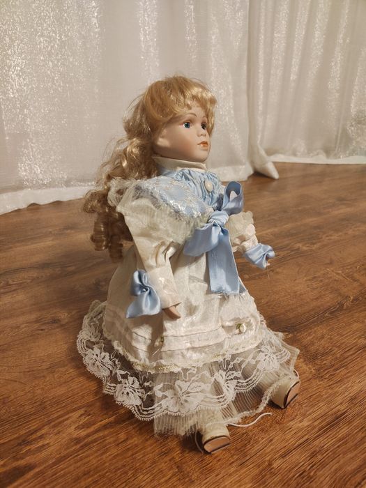 Śliczna lalka porcelanowa
