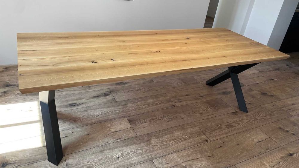 Nowoczesny stół loftowy z litego dębu – solidny, elegancki i na lata.