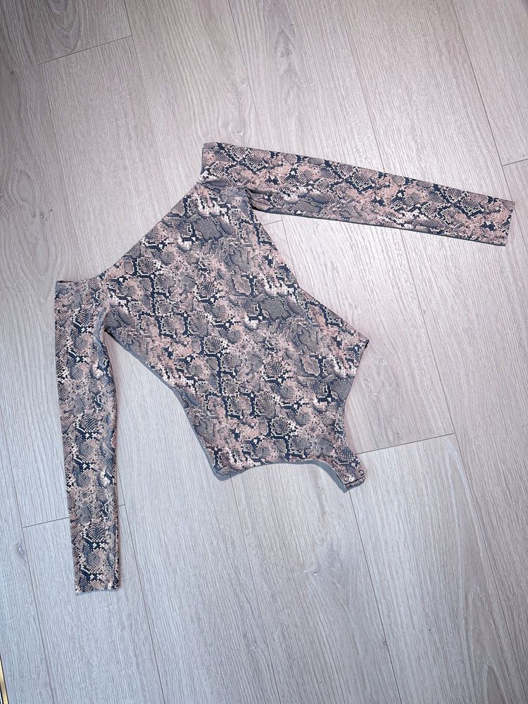 Body Bershka wężowy wzór s 36 bluzka Pinterest z odkrytymi ramionami