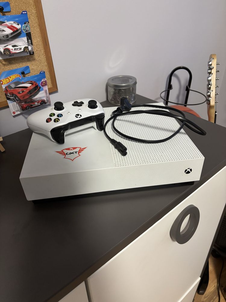 Xbox One S All-Digital 1TB + pad