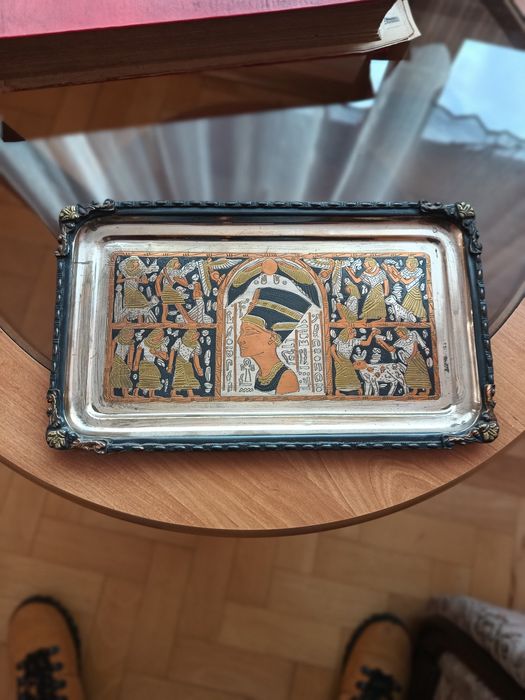 Metalowa patera do zawieszenia.