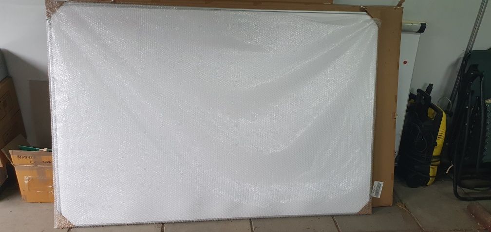 Sprzedam tablicę suchościeralną magnetyczną o wymiarach 180x120 cm.