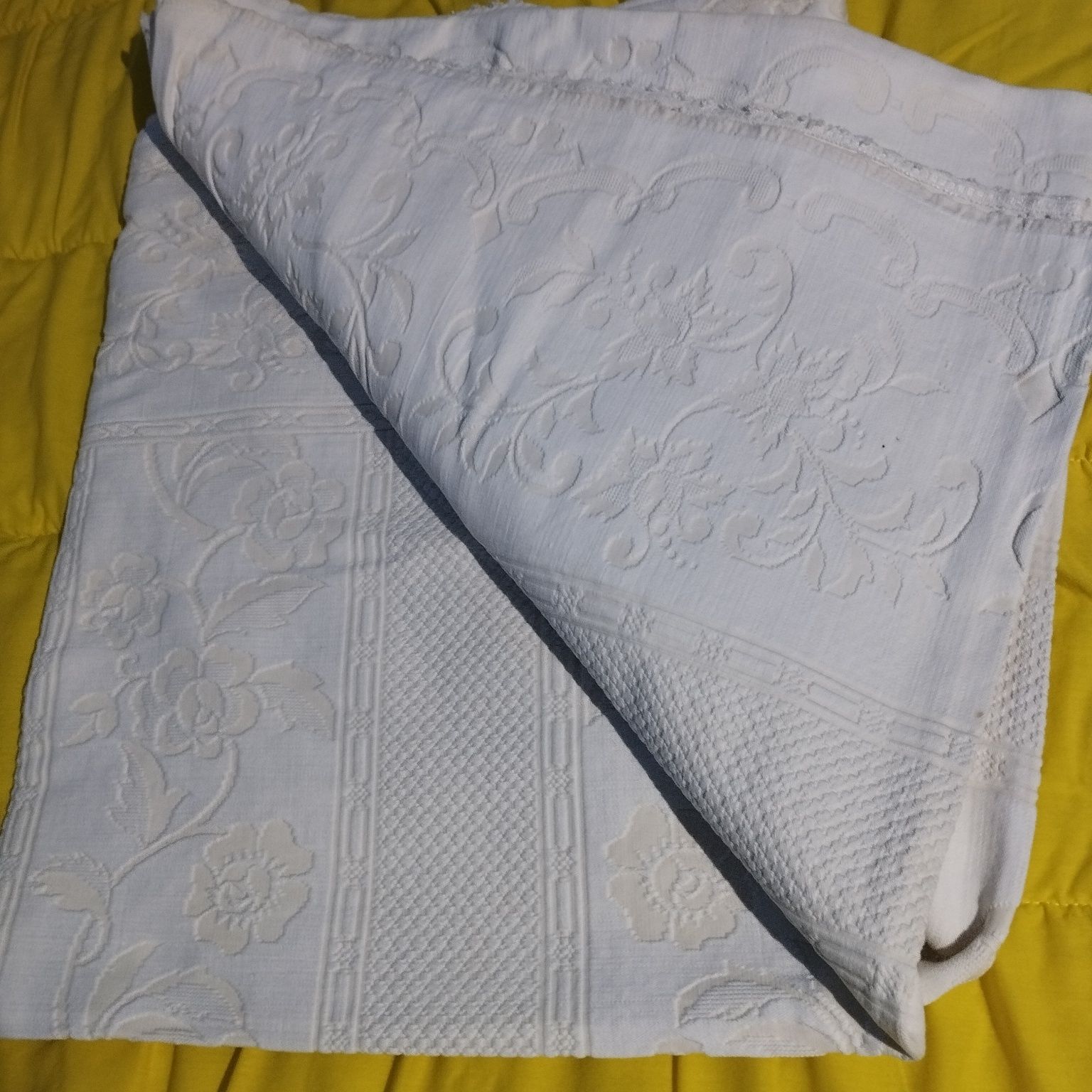 Colcha de pano com relevos