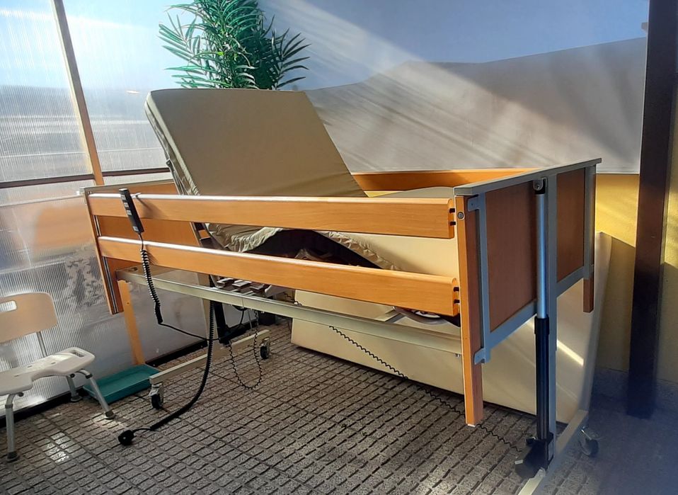Cama articulada elétrica e elevatória hospitalar