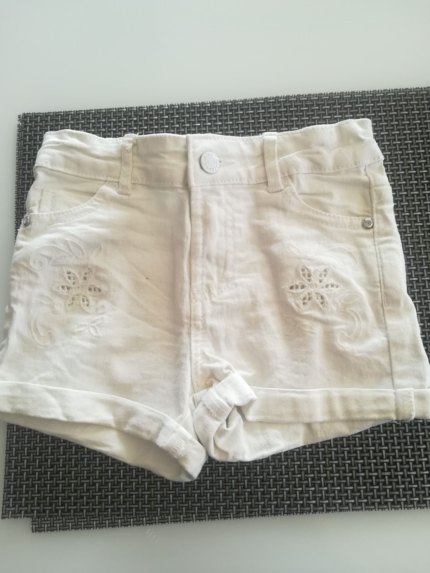 Białe krótkie spodenki jeansowe 110 Cool Club