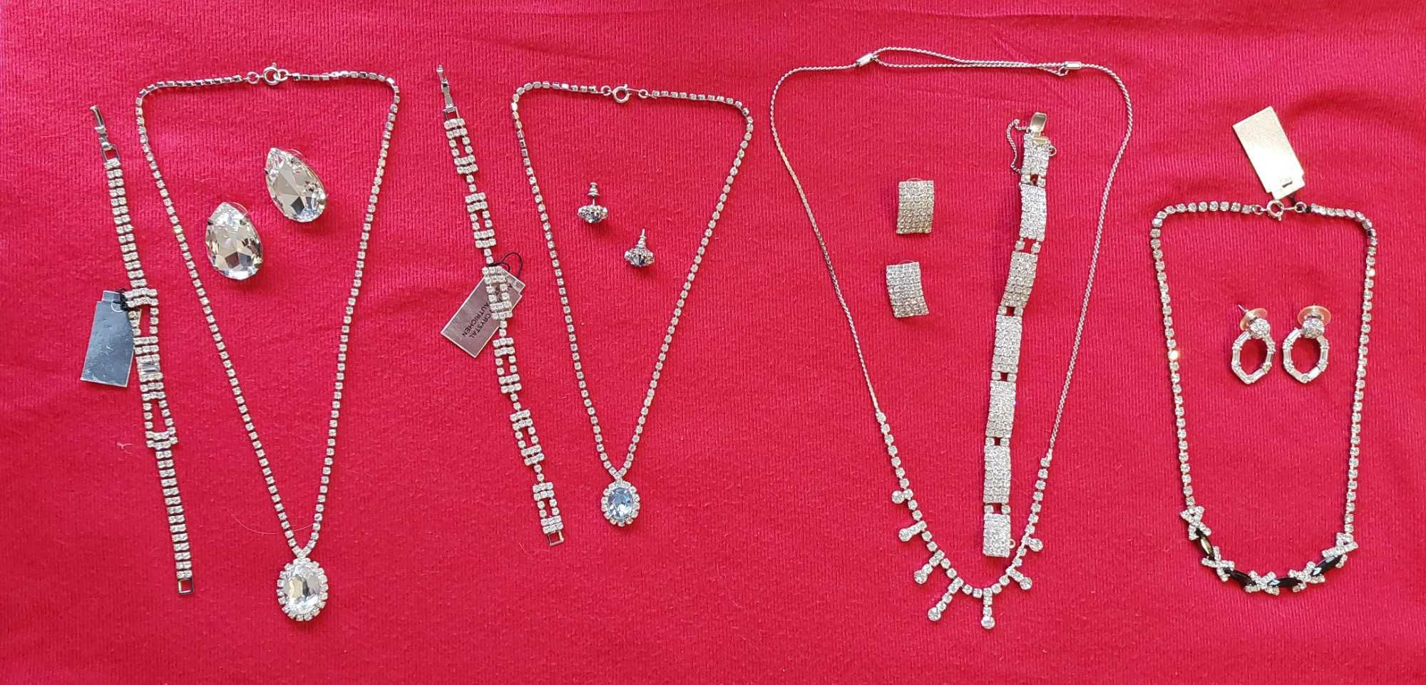 bijuteria de cristal, perolas e aço dourado.