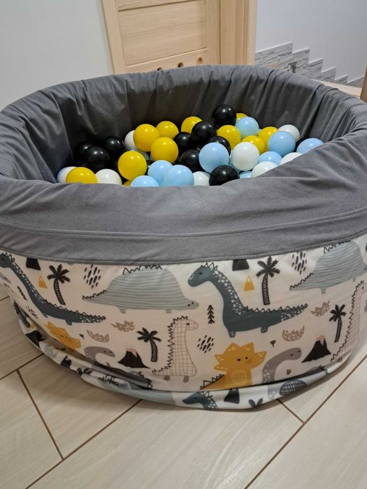 Basen z kolorowymi kulkami