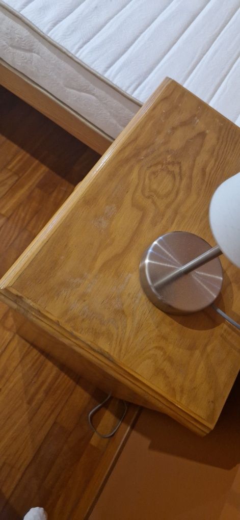 Cama de casal de madeira com 2 mesas de cabeceira (colchão não incluid