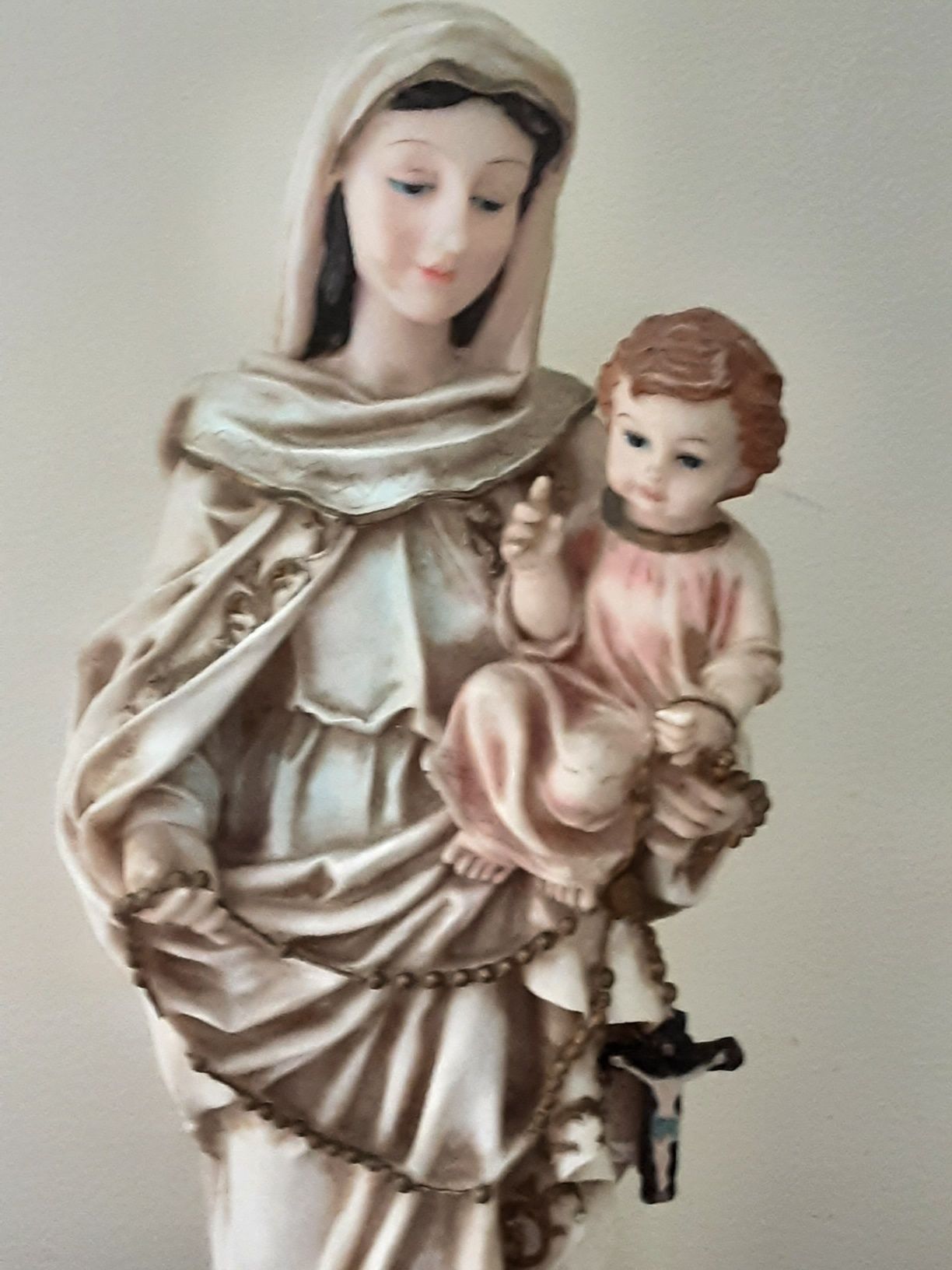 Nossa Senhora em rezina  com menino ao colo