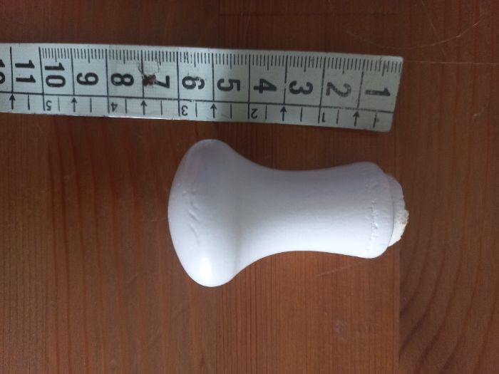 6 puxadores brancos em madeira