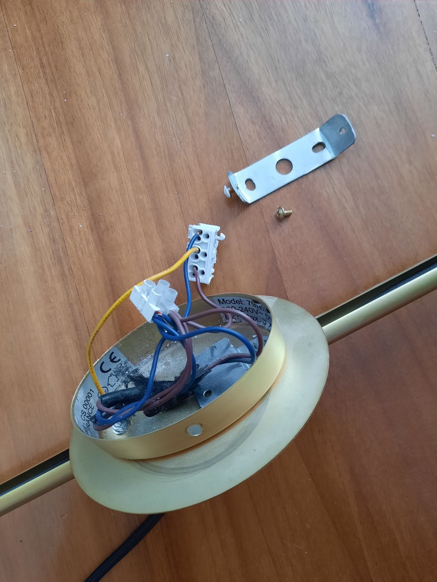 Potrójna złota lampa wisząca BYRON Inspire E27