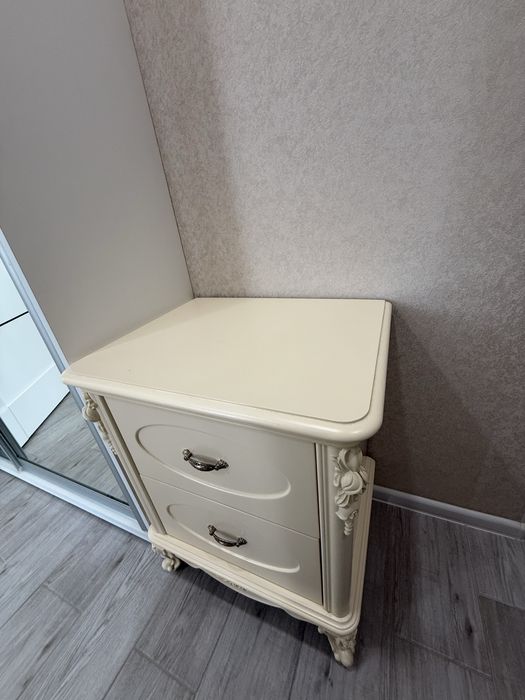 Продам тумбу из натурального дерева,Италия.