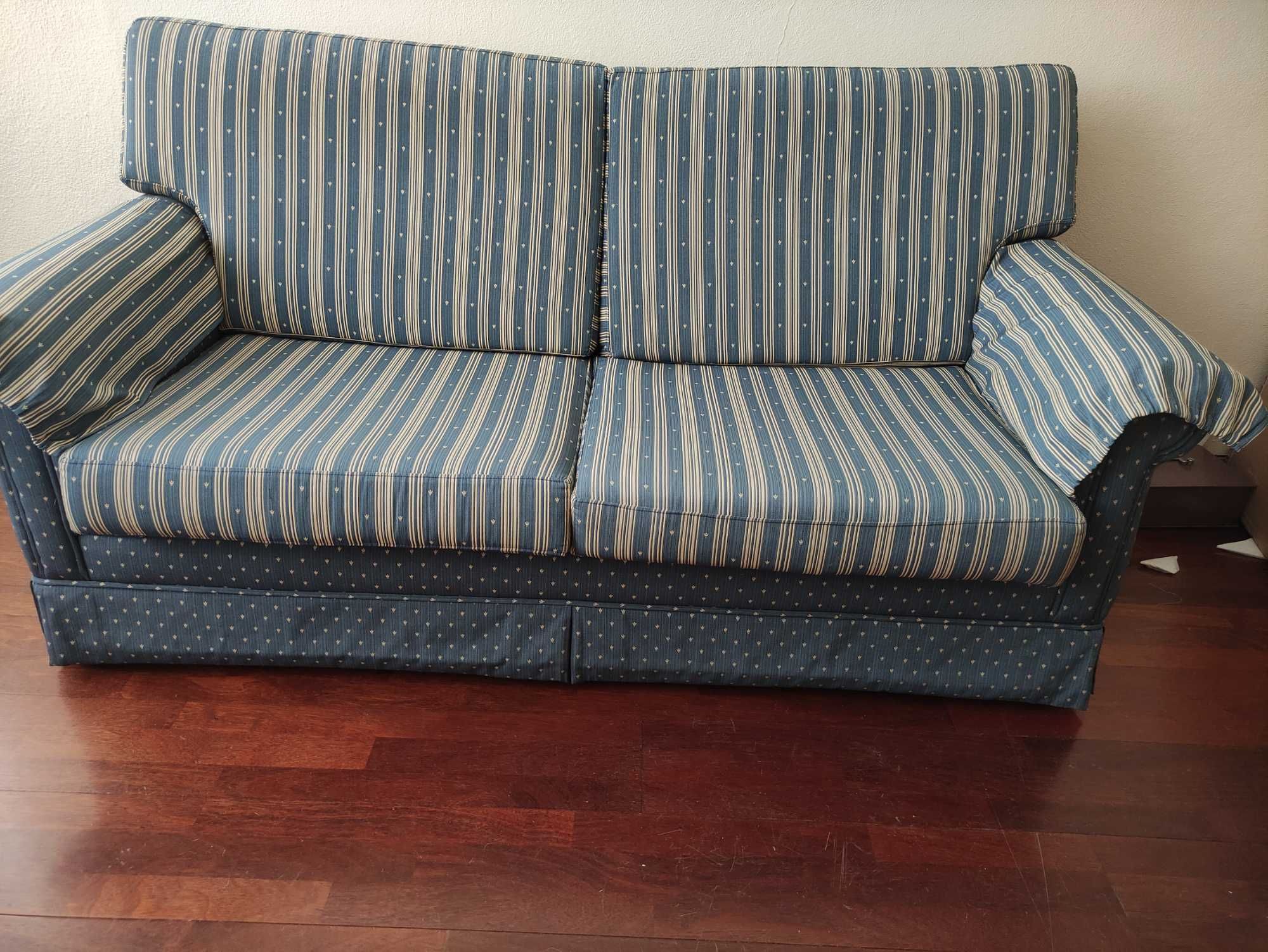 Sofa de 2 lugares em Tecido