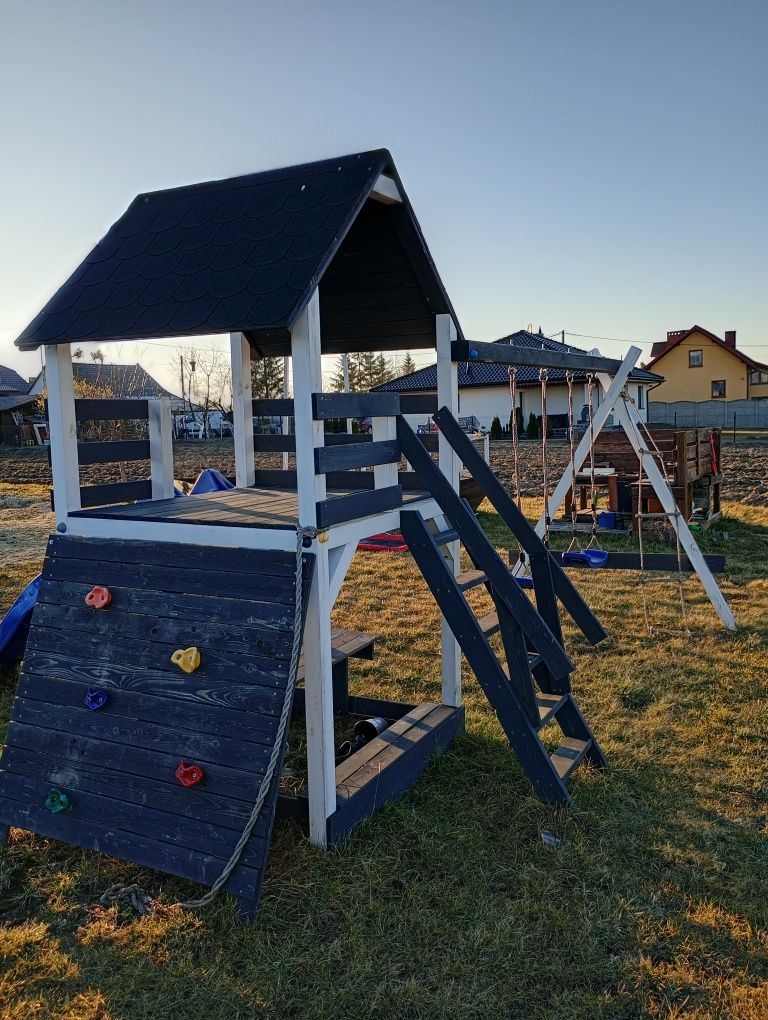 Plac zabaw dla dzieci zjeżdżalnia huśtawki wspinaczka