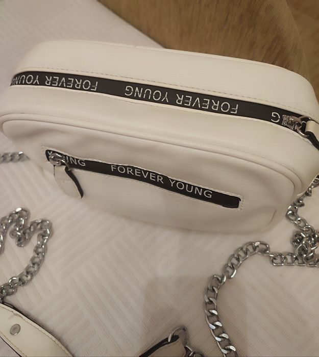 Сумочка белая на длинном ремешке с цепочкой