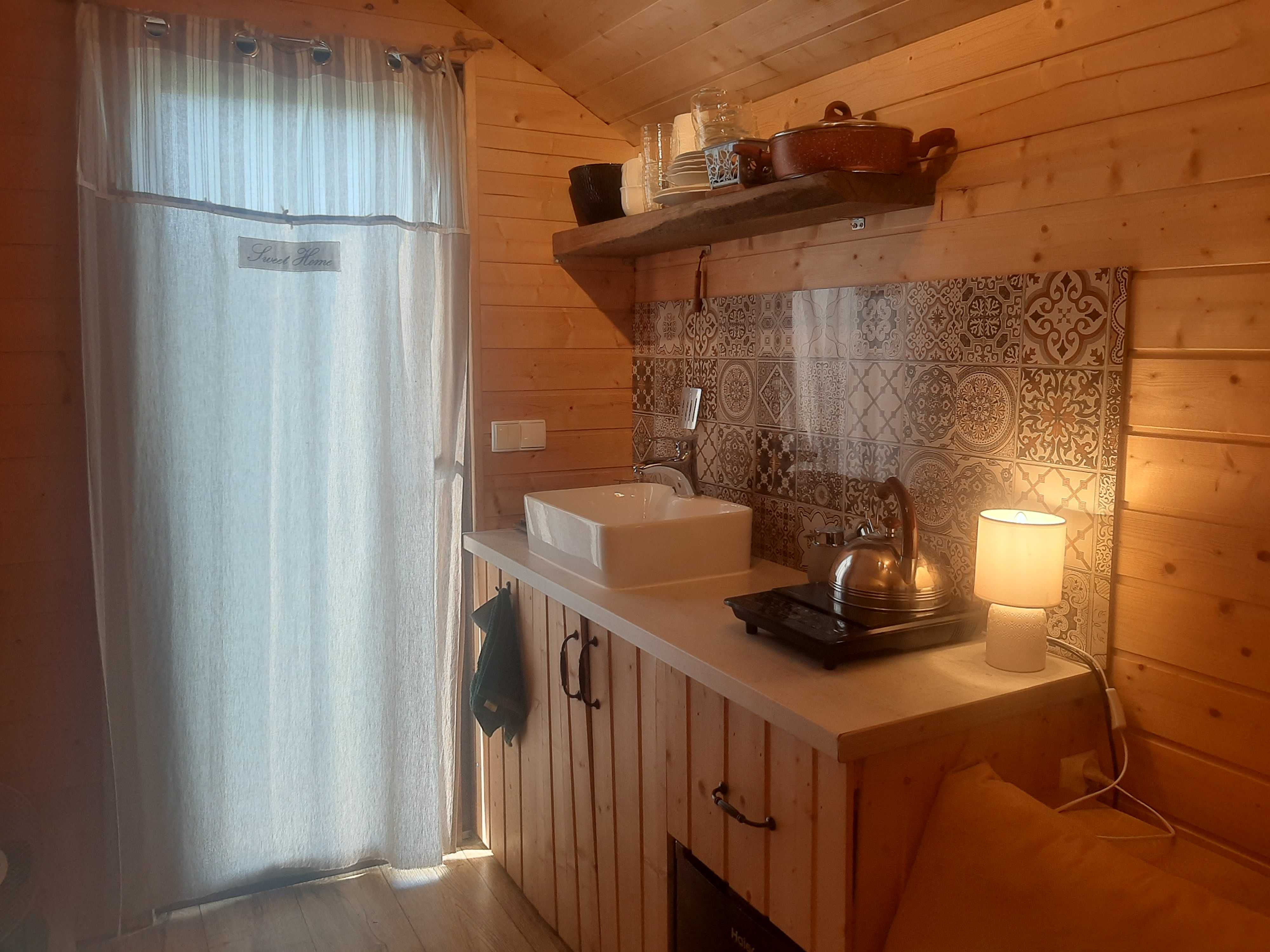 Drewniany domek mobilny tiny house camping na przyczepie