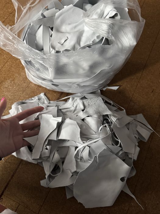 Обрезки лоскут кожы белый