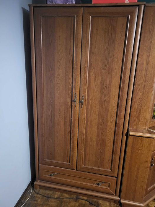 Zestaw eleganckich, używanych mebli