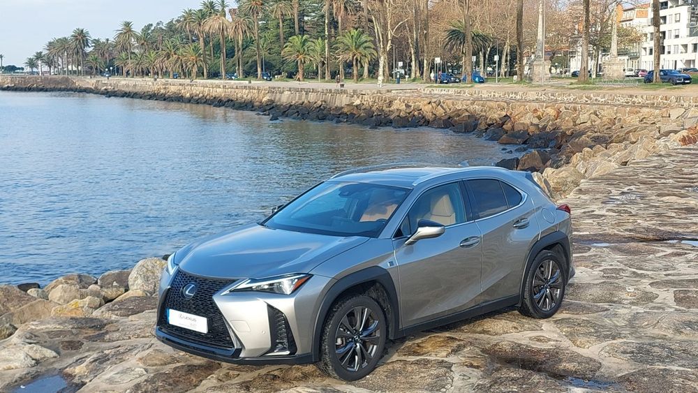 Lexus UX 250h Sport (Ecrã 12.3)