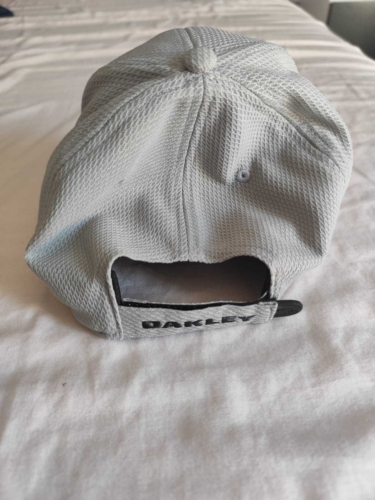 Boné Oakley Cinza – Como Novo