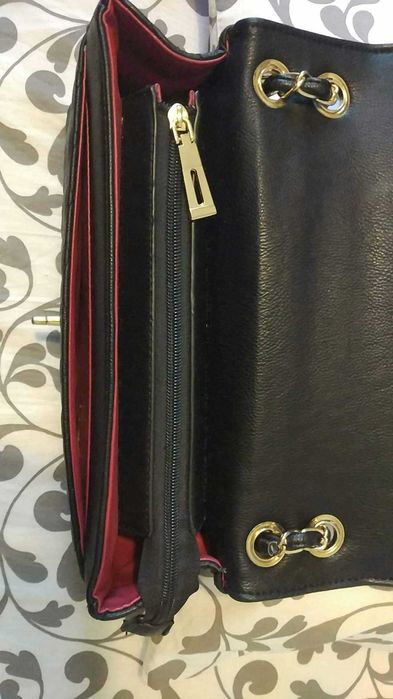 Bolsa Mala em Pele Preta com metais dourados