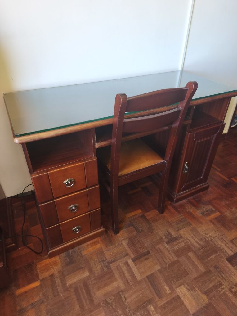 Mesa e cadeira..