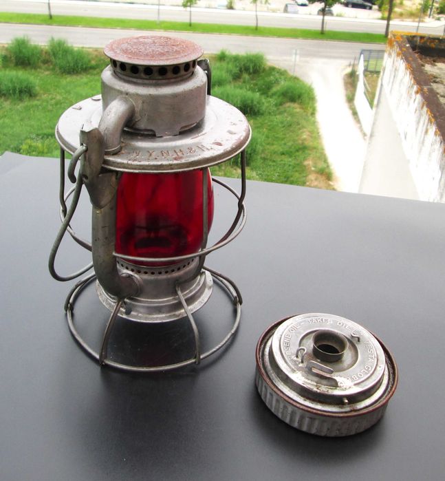 Antiga Lanterna a Petróleo com Vidro VERMELHO para uso NÁUTICO