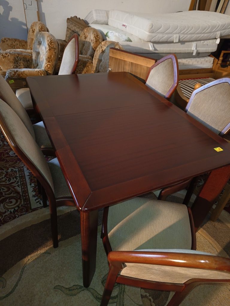 Rozkładany stół z krzesłami