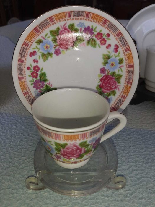 Varias chávenas (10) com pires e suportes