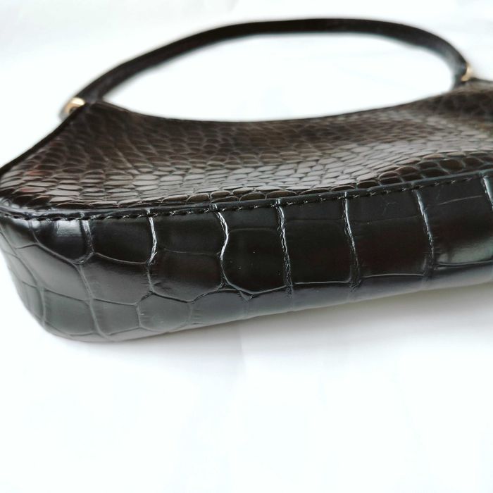 Mała zgrabna czarna torebka dlna ramię