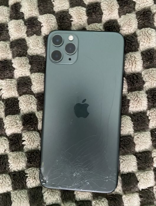 Iphone 11 pro max 256 gb на запчастини або ремонт(конструктор)